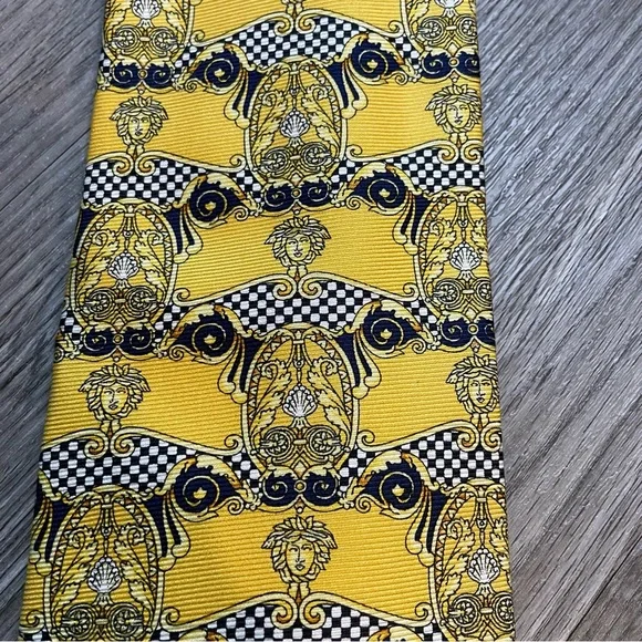 GIANNI VERSACE Vintage Medusa Head Print Yellow 100% Silk Tie - Picture 3 of 11